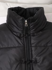 SHEIN 青少年女孩黑色亮面立領盤扣短款棉襖外套，經典立領設計，前襟配復古中式盤扣與內層拉鍊，短版修飾腰線顯高顯瘦，寬鬆長袖，百搭日常通勤棉襖 - 黑色 - 查看 7