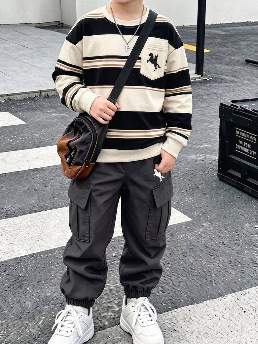 1套男孩童裝數位印花條紋多色上衣與棕色長褲套裝,長袖運動衫與慢跑束口工裝褲,休閒酷感 - 彩色 - 查看 1