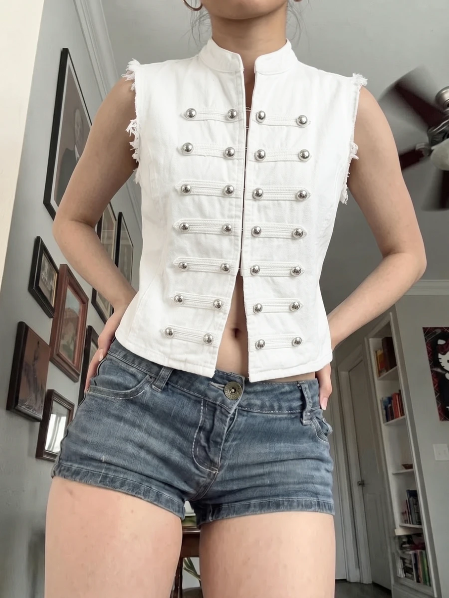 Muchica Áo denim sát nách nữ phong cách du lịch, cổ đứng, thiết kế cài nút, gấu sờn - trắng - Xem 1