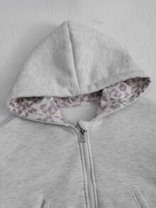 SHEIN 女童休閒時尚針織布短版連帽外套，連帽內側豹紋印花，寬鬆舒適版型，適合春秋日常通勤、戶外玩耍、出遊、派對拍照穿搭 - 灰色 - 查看 4