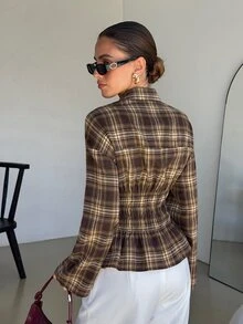 Lavishia بلوزة قميص نسائية أنيقة للعمل بتصميم مربعات، مع أزرار أمامية وخصر مشدود مجعد - قهوة بني - مشاهدة 2