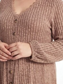 Plussiva فستان كاجوال للحوامل مقاس كبير بلون موحد وياقة على شكل حرف V وأكمام طويلة وتصميم بأزرار - بني داكن - مشاهدة 3