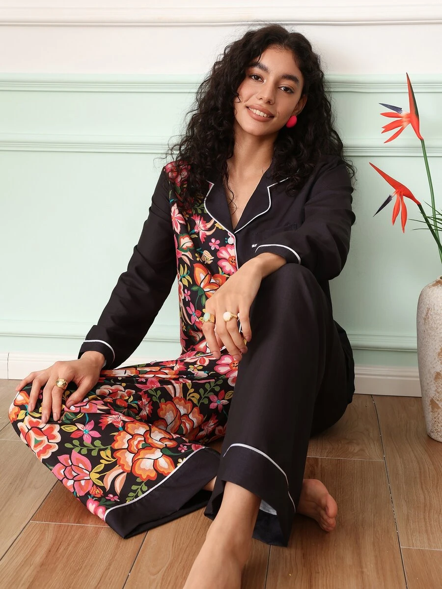 Chillnights Frida Kahlo X SHEIN طقم بيجامة نسائي أنيق ورومانسي بطباعة ألوان متباينة وأزرار أمامية - متعدد الألوان - مشاهدة 1
