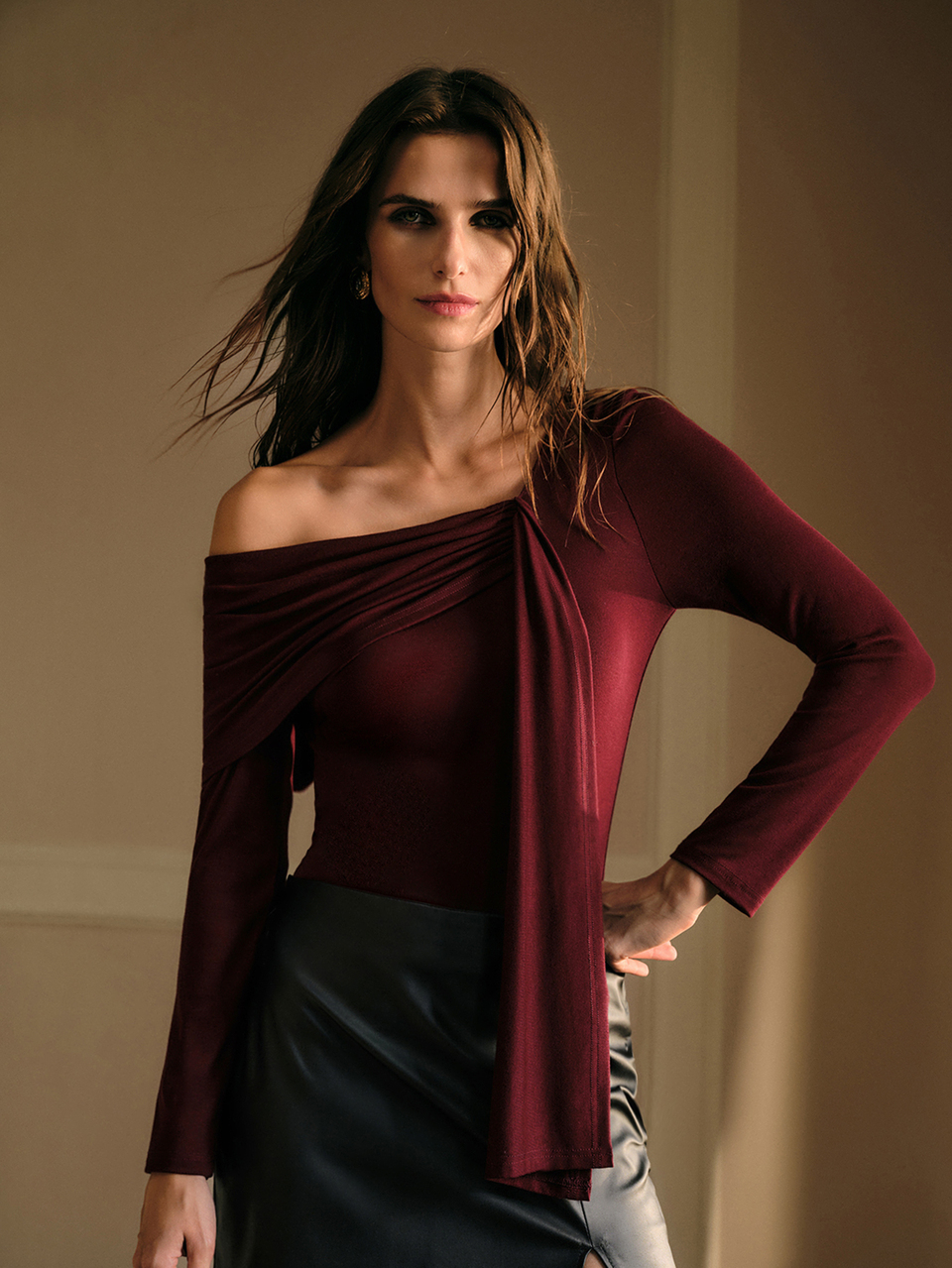 MOTF AUTUMN/WINTER MINIMALIST SEXY AESTHETIC DATE & PARTY HIGH-END ELASTIC KNIT ASYMMETRICAL SHOULDER ASYMMETRIC DRAPE NECK FRONT TWIST RIBBON SLIM FIT CHESTNUT BURGUNDY LONG SLEEVE WOMEN'S T-SHIRT