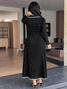 Feyla Gaun Ukuran Plus Elegan dengan Bordir Kerang dan Kancing Setengah Plaket - Hitam - View 2