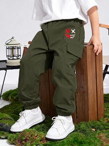 SHEIN 兒童青少年男孩休閒運動軍綠色工裝冬褲，紅黑印花貼袋鬆顯抽繩夏季款，適合上學、日常、旅行 - 軍綠色 - 查看 1