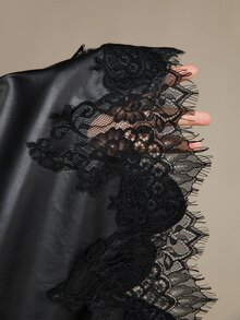 Freevana شورت برمودا أنيق بخصر عالي من الجلد الصناعي مع حافة دانتيل رقيقة وكسرات أمامية، أنيق وراقي - الأسود - مشاهدة 8