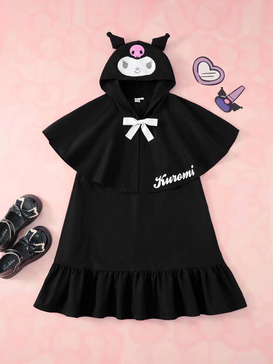HELLO KITTY AND FRIENDS | SHEIN فستان كيب بغطاء رأس مطبوع بحروف للفتيات المراهقات - الأسود - مشاهدة 1