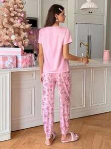 SweetSlumber طقم بيجامة نسائي بطبعة فيونكة، توب بأكمام قصيرة وبنطلون طويل من الحرير الحليبي - وردي - مشاهدة 2