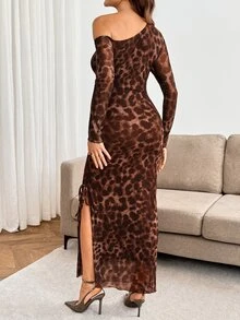SHEIN فستان حمل بكتف غير متماثل وطبعة نمر وأكمام طويلة وفتحة جانبية عند الحافة - بني - مشاهدة 2