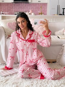 SweetSlumber طقم بيجامة نسائي وردي حلو رومانسي لطيف بطبعة فيونكة وقلب وخطوط وتصميم باتشورك بألوان متباينة وياقة مكشكشة وفتحة أمامية - وردي - مشاهدة 2