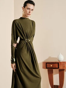 Arave Gaun Lengan Panjang Wanita Elegan Desain Minimalis dengan Hiasan Gesper Logam dan Lipatan di Pinggang, Lapisan Dasar Serbaguna untuk Perjalanan Sehari-hari - Olive Green - View 2