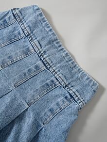 女童淺藍色牛仔破洞百褶裙兩件套，學院風，舒適優質棉質牛仔面料，柔軟；破洞撕裂水洗工藝打造質感，短版剪裁顯高且貼身，適合返校季、日常出遊、上學通勤、派對、度假等多種場合，休閒可愛百搭，春秋熱銷款 - 中等水洗藍 - 查看 6