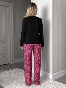 SHEIN طقم بيجامة للاسترخاء والمنزل بطبعة نمر، بنطلون كاجوال مريح بتصميم In My Sleep Era - اسود وردي - مشاهدة 2