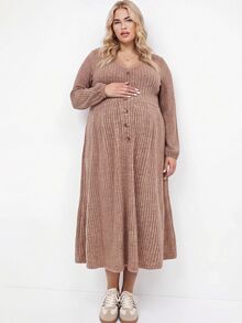 Plussiva فستان كاجوال للحوامل مقاس كبير بلون موحد وياقة على شكل حرف V وأكمام طويلة وتصميم بأزرار - بني داكن - مشاهدة 1