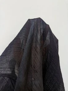 Linhara CURVE بلوزة نسائية مقاس كبير من الشيفون شبه الشفاف بتصميم مكشكش مع فتحة أمامية وكشكشة دانتيل وأكمام طويلة - الأسود - مشاهدة 4