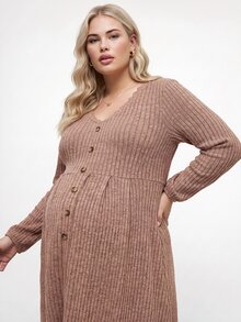 Plussiva فستان كاجوال للحوامل مقاس كبير بلون موحد وياقة على شكل حرف V وأكمام طويلة وتصميم بأزرار - بني داكن - مشاهدة 6