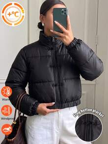 SHEIN 青少年女孩黑色亮面立領盤扣短款棉襖外套，經典立領設計，前襟配復古中式盤扣與內層拉鍊，短版修飾腰線顯高顯瘦，寬鬆長袖，百搭日常通勤棉襖 - 黑色 - 查看 4