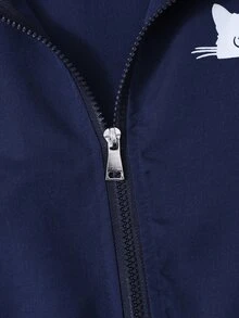 SHEIN Genkimix Kids 女款海軍藍小貓印花兩件套，短立領防風夾克搭配寬腿褲。夾克採用全拉鍊開合、彈性下擺，飾有可愛小貓圖案與反光側條紋；長褲配有彈性腰帶、同款小貓印花與反光側板，版型寬鬆垂墜，充滿活力運動風 - 寶藍色 - 查看 3