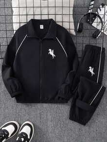 SHEIN 2件組兒童青少年男孩秋冬對比色織帶卡通馬圖案圓領長袖外套與長褲套裝，黑色套裝，男孩套裝 - 彩色 - 查看 5