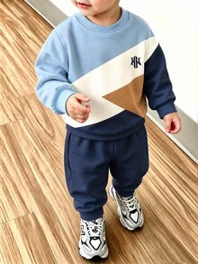 男童 2 件套運動衫套裝，休閒時尚舒適運動衫套裝，多色拼接字母圖案數位印花長袖上衣，秋冬穿著，男童拼接圓領運動衫與深藍色運動長褲套裝 - 彩色 - 查看 1