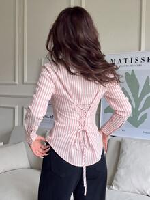 SHEIN EZwear 100%純棉粉色女款休閒百搭修身長袖襯衫，前扣鈕扣、後腰繫帶，適合四季穿著，學院風返校校園穿搭社團服飾，青春休閒風，商務女性辦公室低調老錢風優雅高端通勤機場造型 - 淺粉色 - 查看 5