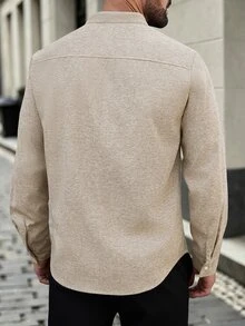 Manfinity Bizformal 2026春夏男士亨利領立領長袖鈕扣襯衫，極簡日系風格 - 卡其色 - 查看 2