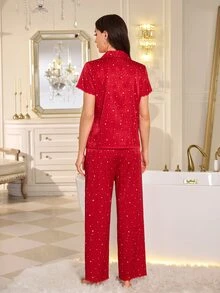 LuxeNights طقم بيجامة نسائي بطبعة نجوم مجعدة على كامل الجسم مع حافة نجمية وفتحة أمامية - الأحمر - مشاهدة 3