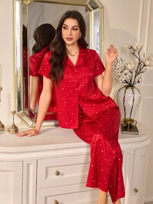 LuxeNights طقم بيجامة نسائي بطبعة نجوم مجعدة على كامل الجسم مع حافة نجمية وفتحة أمامية - الأحمر - مشاهدة 1