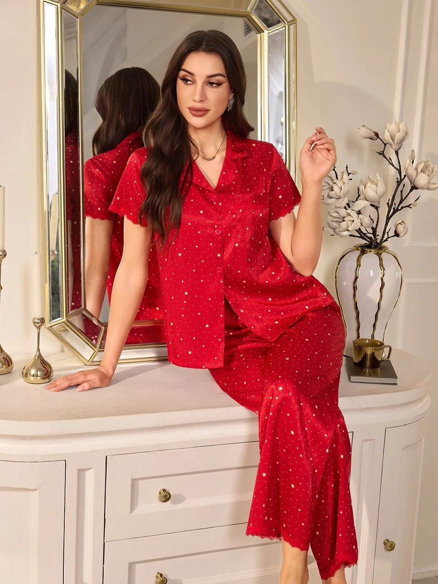 LuxeNights طقم بيجامة نسائي بطبعة نجوم مجعدة على كامل الجسم مع حافة نجمية وفتحة أمامية - الأحمر - مشاهدة 1