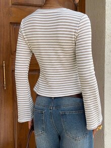 Siren Gaze 女款時尚條紋荷葉邊上衣 長袖圓領休閒襯衫 修身休閒上衣 適合秋冬通勤外出穿著 Y2K風格上衣 - 杏色 - 查看 3