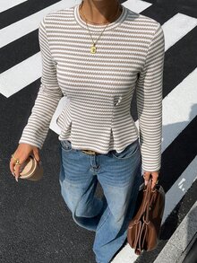Siren Gaze 女款時尚條紋荷葉邊上衣 長袖圓領休閒襯衫 修身休閒上衣 適合秋冬通勤外出穿著 Y2K風格上衣 - 杏色 - 查看 5