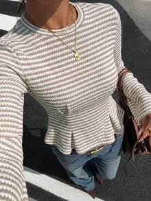 Siren Gaze 女款時尚條紋荷葉邊上衣 長袖圓領休閒襯衫 修身休閒上衣 適合秋冬通勤外出穿著 Y2K風格上衣 - 杏色 - 查看 10
