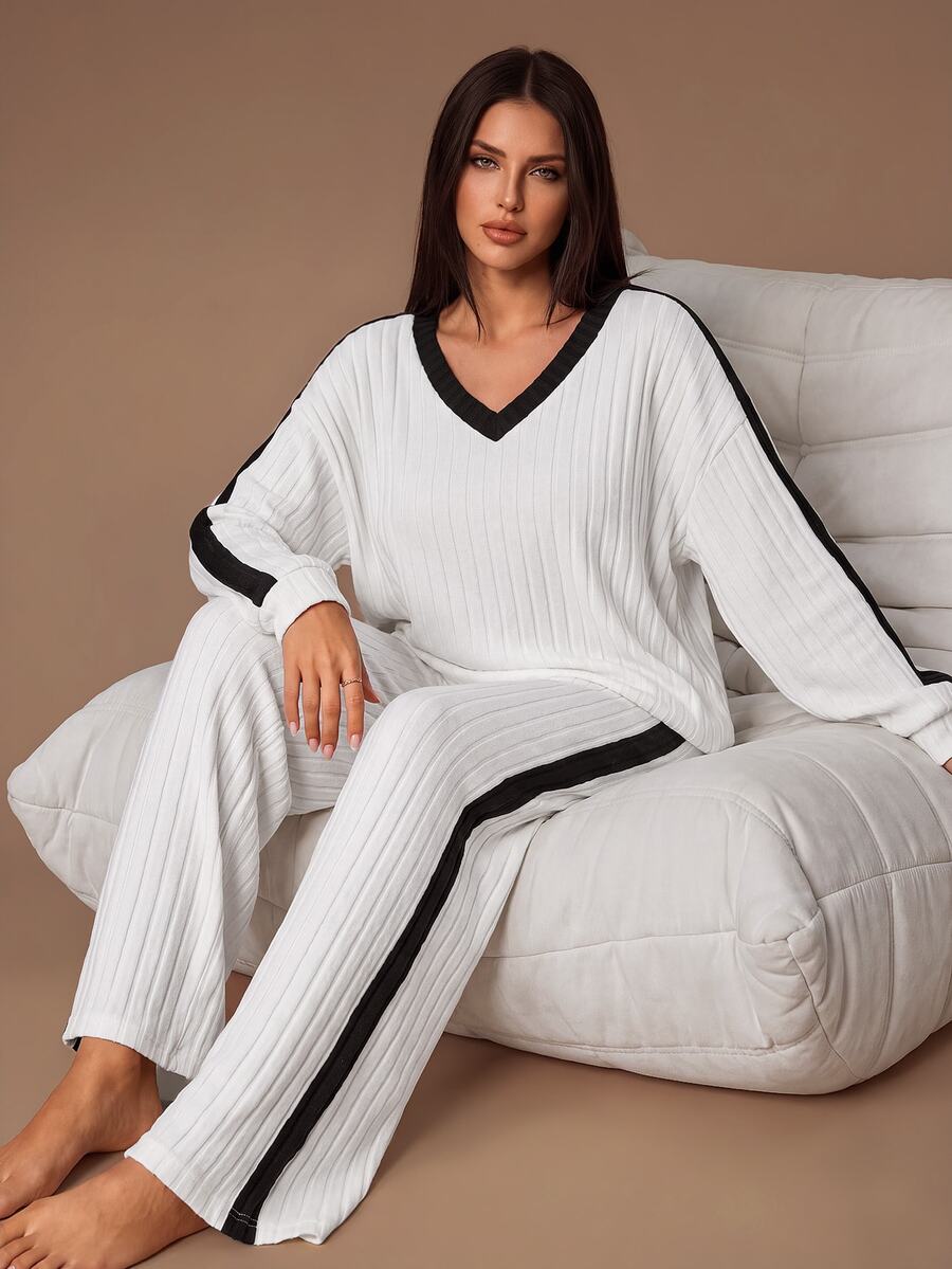 Lazeform Set Pakaian Santai Minimalis Leher V dengan Garis Samping Warna Kontras, Pakaian Olahraga 2 Potong Bergaris Nyaman dan Longgar - Putih - View 1