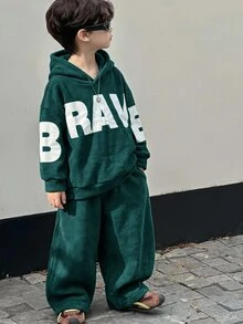 SHEIN Little Byeori 2件組兒童小男孩休閒街頭風韓式雪花與大字母印花連帽長袖衛衣＋純色鬆緊腰運動長褲套裝，適合返校季、生日、嬰兒派對、節日派對，秋冬穿著 - 綠色 - 查看 3
