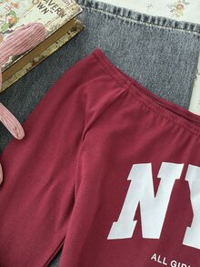 青少年女孩露肩淺灰色花卉英文印花長袖修身T恤上衣，休閒學院風 - 酒紅色 - 查看 3