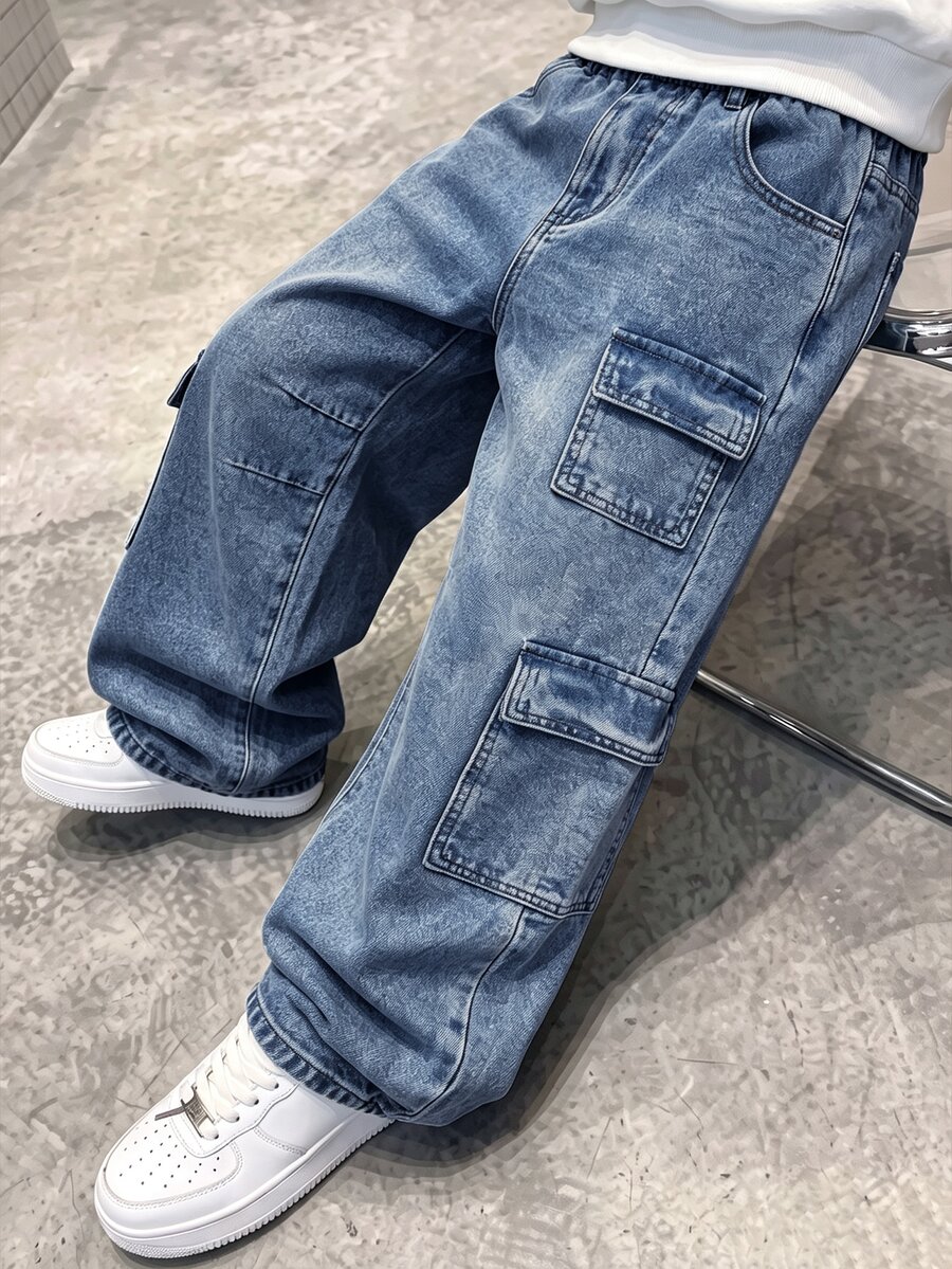 SHEIN 青少年男孩牛仔長褲,柔軟棉質休閒款,時尚百搭舒適,極簡風,全彈性腰頭,工裝多口袋設計,寬鬆直筒版型,黑灰色水洗牛仔長褲,適合日常穿著與度假 - 深色水洗藍 - 查看 1
