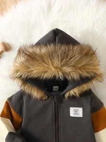 SHEIN 2件組幼童男孩夾克褲套裝 英倫風 灰棕白配色 仿皮草拼接 長袖連帽 加厚保暖 冬季度假款 秋季慢跑抓絨內裡 - 深灰色 - 查看 5