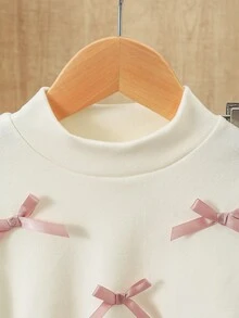 SHEIN Playful Pals 嬰兒女童秋冬休閒T恤套裝，設計感不對稱套頭高領灰粉色蝴蝶結裝飾米白色針織面料長袖T恤上衣，搭配灰粉色休閒喇叭褲，2件套，適合春夏秋冬，可愛童趣簡約舒適，適合外出、度假與派對穿著 - 彩色 - 查看 4