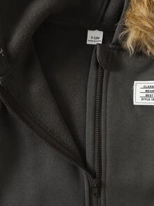 SHEIN 2件組幼童男孩夾克褲套裝 英倫風 灰棕白配色 仿皮草拼接 長袖連帽 加厚保暖 冬季度假款 秋季慢跑抓絨內裡 - 深灰色 - 查看 9