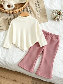 SHEIN Playful Pals 嬰兒女童秋冬休閒T恤套裝，設計感不對稱套頭高領灰粉色蝴蝶結裝飾米白色針織面料長袖T恤上衣，搭配灰粉色休閒喇叭褲，2件套，適合春夏秋冬，可愛童趣簡約舒適，適合外出、度假與派對穿著 - 彩色 - 查看 2
