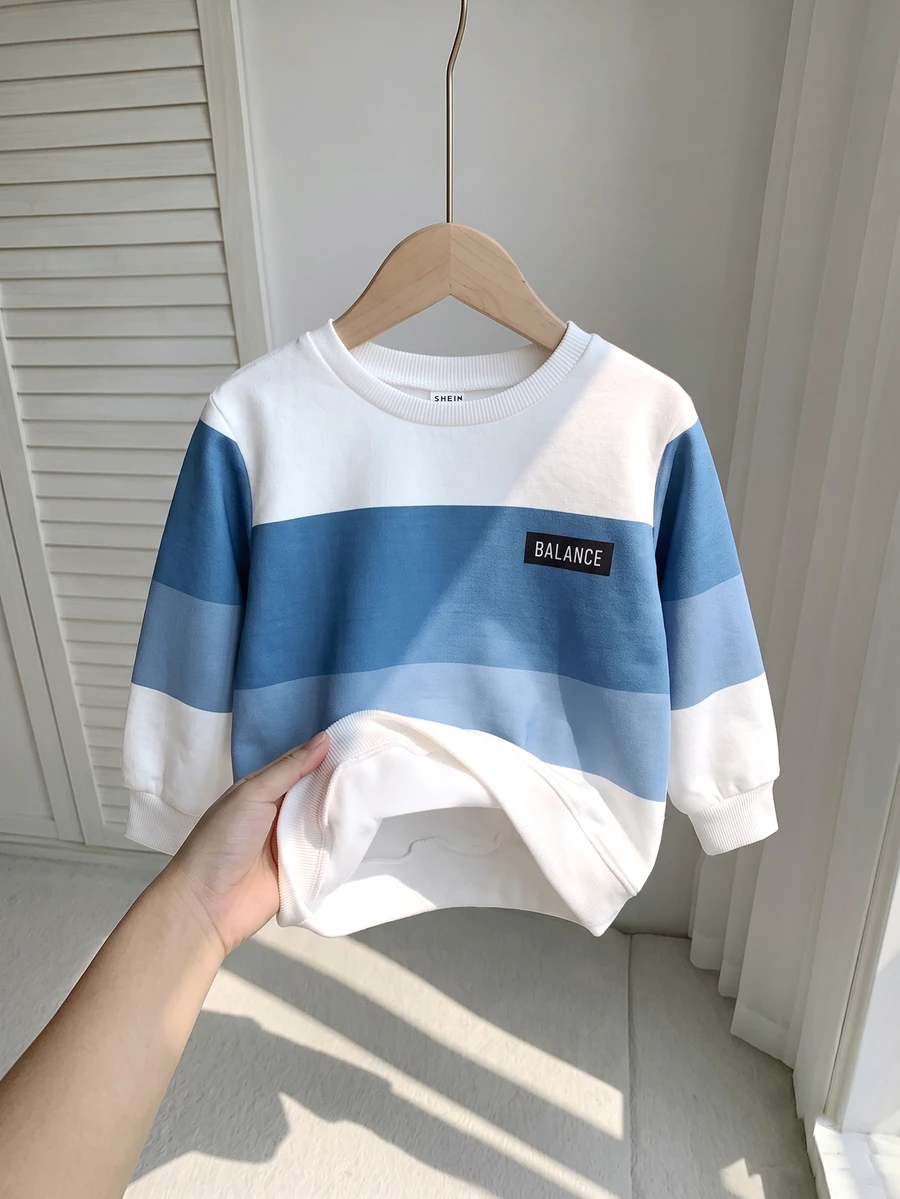 SHEIN 小男孩休閒舒適時尚極簡圓領短袖長褲T恤套裝,經典酷感方格分割圖案印花,精緻小Logo文字圖案印花,適合秋冬返校季 - 藍白色 - 查看 1