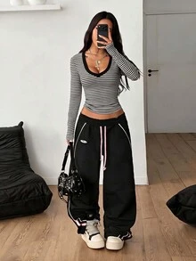 Coolane 黑色條紋彈性V領修身女款T恤，秋冬外出休閒街頭風極簡基礎日常穿搭黑色T恤 - 黑與白 - 查看 7