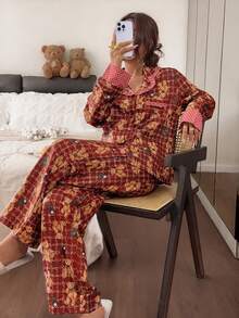 Napfluff Conjunto de Pijama Feminino Doce e Fofo com Estampa de Urso e Xadrez, Calça com Babado, Lapela com Poá e Manga Longa, 2 Peças Loungewear - Marrom - Visão 1