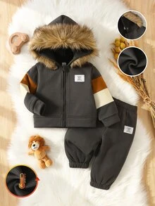 SHEIN 2件組幼童男孩夾克褲套裝 英倫風 灰棕白配色 仿皮草拼接 長袖連帽 加厚保暖 冬季度假款 秋季慢跑抓絨內裡 - 深灰色 - 查看 3