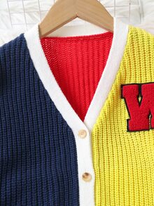 SHEIN Genkimix Kids 2件組女童針織套裝，時尚百搭V領經典配色拼接身片搭配「W」字母裝飾，袖口配色條紋拼接單排扣開襟衫，配海軍藍直筒針織長褲，美式學院風，適中厚度，整齊下擺，緊口袖口，適合日常穿著、上學、外出、運動、玩耍等場合，秋冬穿搭 - 彩色 - 查看 7