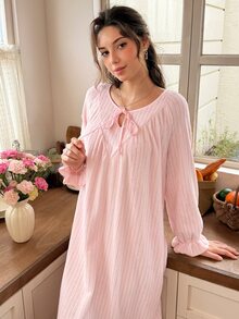 Snug Reverie Đầm mặc nhà nữ dáng rộng thoải mái, cổ tròn, có dây rút, chất liệu xốp mềm - Màu Hồng baby - Xem 4