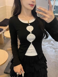 DAZY 圓領珍珠鈕扣前襟鏤空假兩件式長袖上衣，黑白對比波點內裡收腰開衩修身打底衫 - 黑與白 - 查看 2