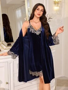 LuxeNights طقم قميص نوم وروب نسائي أنيق من المخمل بطول متوسط باللون الأزرق الداكن مع حواف دانتيل على الياقة والأكمام والذيل - أزرق بحري - مشاهدة 6