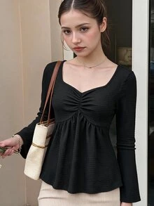 SHEIN Sparklyn 青少年女孩黑色紋理 T 恤，愛心領口設計，優雅鎖骨修飾，抽褶腰部遮肚，喇叭長袖修飾手臂線條 - 黑色 - 查看 3